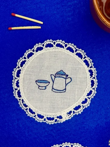 Tapete bordado de Camariñas, café de pota
